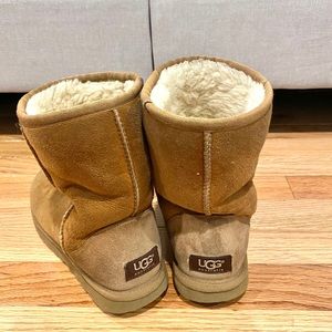 UGG women’s chestnut classic boots sz 6
